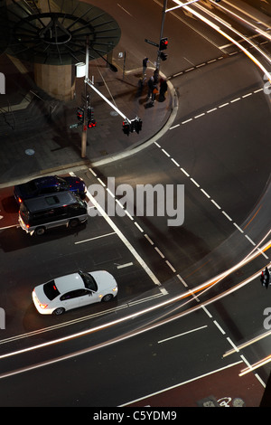 Nacht-Zeit-Verkehr an der Kreuzung von Oxford Street und Liverpool Street in der südöstlichen Ecke von Sydney CBD Sydney Australia Stockfoto