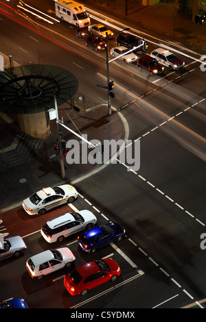 Nacht-Zeit-Verkehr an der Kreuzung von Oxford Street und Liverpool Street in der südöstlichen Ecke von Sydney CBD Sydney Australia Stockfoto