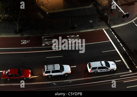 Nacht-Zeit-Verkehr an der Kreuzung von Oxford Street und Liverpool Street in der südöstlichen Ecke von Sydney CBD Sydney Australia Stockfoto