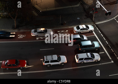 Nacht-Zeit-Verkehr an der Kreuzung von Oxford Street und Liverpool Street in der südöstlichen Ecke von Sydney CBD Sydney Australia Stockfoto