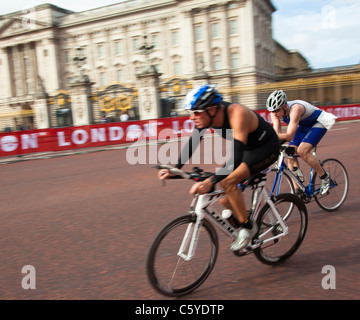 Altersgruppe Konkurrenten auf Fahrrad Abschnitt London Triathlon 2011.  Ein Test-Event für die Olympischen Spiele auf dem Buckingham Palace-Kurs. Stockfoto