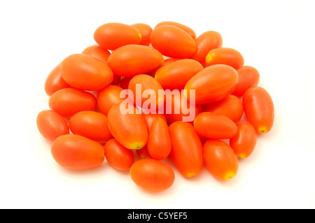 Traube Tomaten auf weißem Hintergrund Stockfoto