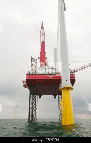 Das Aufbocken Lastkahn, Kraken, Windkraftanlagen für Offshore-Wind Farm, Cumbria, UK Walney konstruieren verwendet wird. Stockfoto