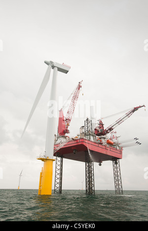 Das Aufbocken Lastkahn, Kraken, Windkraftanlagen für Offshore-Wind Farm, Cumbria, UK Walney konstruieren verwendet wird. Stockfoto