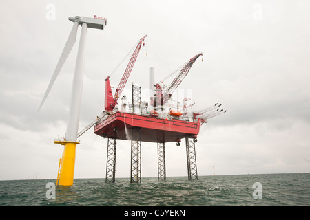 Das Aufbocken Lastkahn, Kraken, Windkraftanlagen für Offshore-Wind Farm, Cumbria, UK Walney konstruieren verwendet wird. Stockfoto