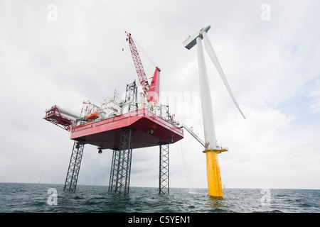 Das Aufbocken Lastkahn, Kraken, Windkraftanlagen für Offshore-Wind Farm, Cumbria, UK Walney konstruieren verwendet wird. Stockfoto