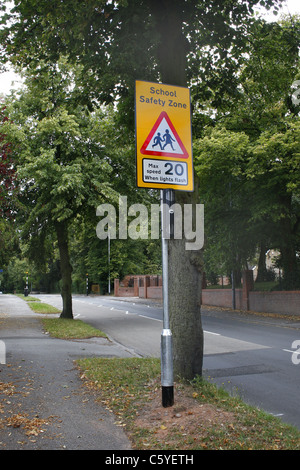 Schule Sicherheitszone anmelden Sparken Hügel, Worksop, Notts, England Stockfoto