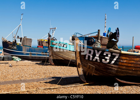 Angelboote/Fischerboote am Strand von Hastings, Sussex, England oben geschleppt Stockfoto