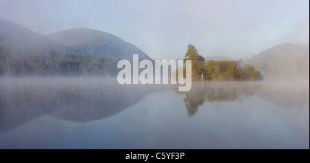 Loch ein Eilein am nebligen Morgen, Rothiemurchus Forest Cairngorms National Park, Schottland, Großbritannien. Stockfoto