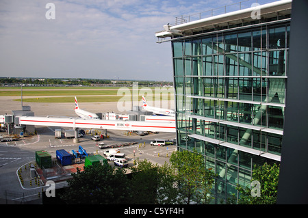 Flugzeuge auf dem Flughafen Heathrow Terminal 5 Tore. London Borough of Hounslow, Greater London, England, United Kingdom Stockfoto