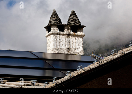 Schornsteine auf dem Dach bedeckt mit schneiden Schiefer (Cogne - Italien). Souches de Cheminées Sur un Toit de Lauzes Taillées (Italien). Stockfoto