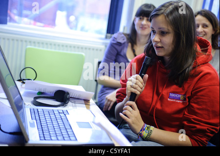 Junge weibliche Rede und Sprachtherapeuten SLT mit einem Mikrofon und laptop Stockfoto
