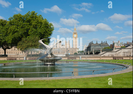 Die Häuser des Parlaments, London, UK. Gesehen von den Gärten des St. Thomas' Hospital auf der anderen Seite der Themse. Stockfoto