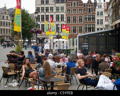 Viele Menschen auf dem Grote Markt Platz in Antwerpen, Belgien Stockfoto