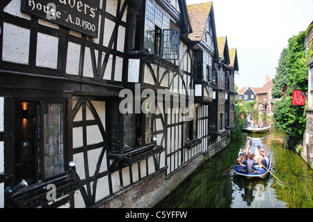 Am Fluss Stour Stechkahn fahren durch alte Weber Restaurant, Canterbury, Stadt von Canterbury, Kent, England, Vereinigtes Königreich Stockfoto