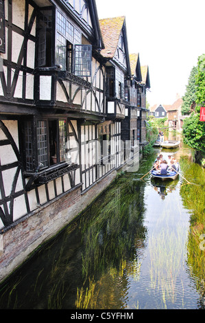 Am Fluss Stour Stechkahn fahren durch alte Weber Restaurant, Canterbury, Stadt von Canterbury, Kent, England, Vereinigtes Königreich Stockfoto