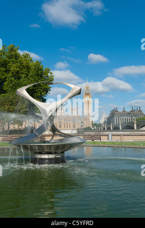 Die Häuser des Parlaments, London, UK. Gesehen von den Gärten des St. Thomas' Hospital auf der anderen Seite der Themse. Stockfoto