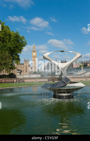 Die Häuser des Parlaments, London, UK. Gesehen von den Gärten des St. Thomas' Hospital auf der anderen Seite der Themse. Stockfoto