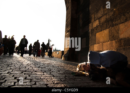 Bettler und Touristen auf der Karlsbrücke, Prag Stockfoto