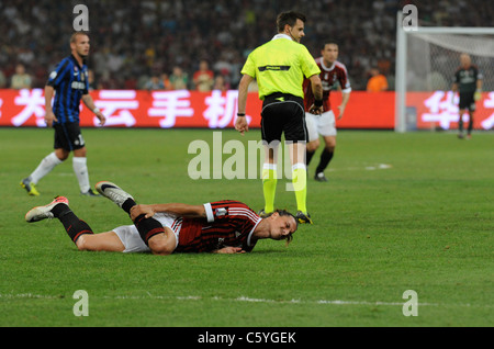 Zlatan Ibrahimovic vom AC Mailand reagiert nach einem Zweikampf in der italienischen Super Cup 2011 Stockfoto