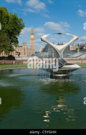 Die Häuser des Parlaments, London, UK. Gesehen von den Gärten des St. Thomas' Hospital auf der anderen Seite der Themse. Stockfoto