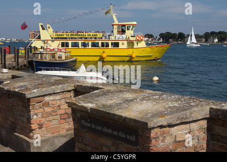 Brownsea Island Fähre im Hafen von Poole in Betrieb. Dorset, UK. Stockfoto