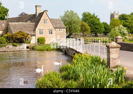 Eine alte Mühle am Fluss Coln in der Cotswold-Stadt Fairford, Gloucestershire, Großbritannien Stockfoto