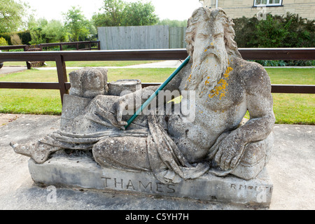 Die Statue des alten Vater Themse durch Raffaelle Monti am St John's Schloss Lechlade, Gloucestershire, England Großbritannien Stockfoto