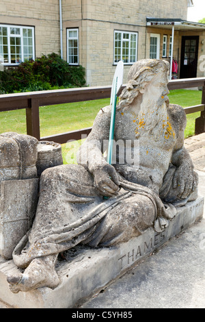 Die Statue des alten Vater Themse neben Johanniskraut Schleuse in Lechlade, Gloucestershire, England UK Stockfoto