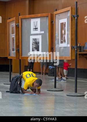 Schüler schreiben auf Boden in Brooklyn Public Library Stockfoto