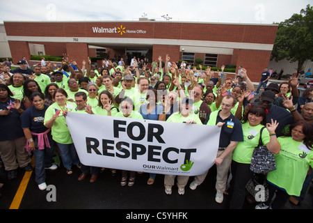 Walmart Mitarbeiter demonstrieren vor dem Walmart Stores Inc. Home Office in Bentonville, Arkansas Stockfoto