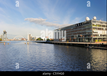 BBC Schottland in Glasgow mit Glocken Brücke, Clyde Arc und der Finneston-Kran im Hintergrund Gebäude. Stockfoto