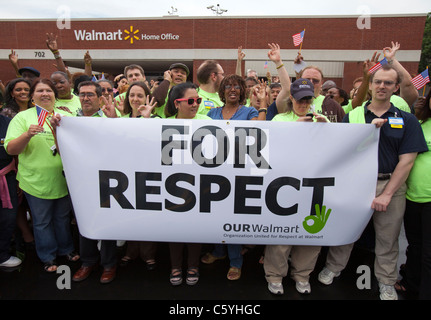 Walmart Mitarbeiter demonstrieren vor dem Walmart Stores Inc. Home Office in Bentonville, Arkansas Stockfoto