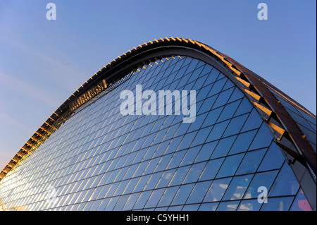 Der Bogen der Gebäude des Glasgow Science Mall vor dem Abendhimmel Stockfoto