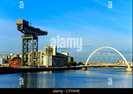 Finnieston Crane und die Clyde Arc-Brücke über den River Clyde, Glasgow Stockfoto