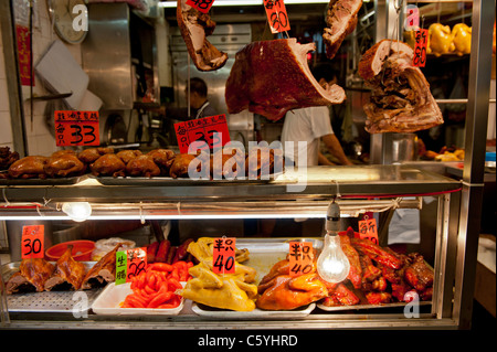 Lokalen Marktstand mit Ente und Geflügel gegrillt chinesische Schweinefleisch in der Tung Choi Street von Mong Kok, Kowloon, Hong Kong Stockfoto