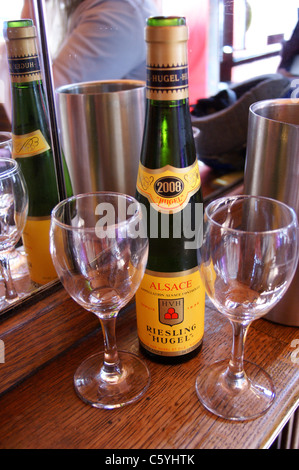 Eine Flasche Hugel Elsass Riesling Weißwein mit zwei Gläsern in der French House Bar, Dean Street, London Pub Tabelle getränke Gläser Stockfoto