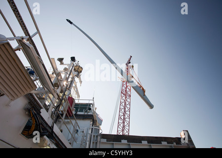 Das Aufbocken Lastkahn, Kraken, Einbau einer Turbinenschaufel, eine Windkraftanlage auf Walney offshore Wind Farm, Cumbria, UK. Stockfoto