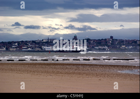 Isle Of Man Fähre in den Fluss Mersey von Crosby Strand mit Birkenhead im Hintergrund in einem aufziehenden Sturm gesehen Stockfoto