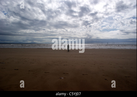 "Einem anderen Ort", Statuen Antony Gormley am Crosby Beach, Liverpool, Merseyside, England Stockfoto