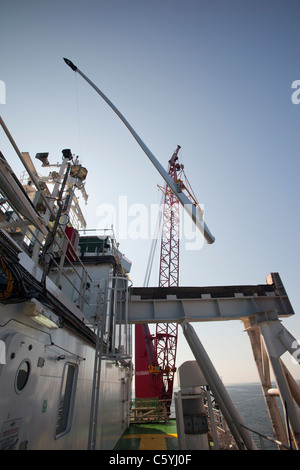 Das Aufbocken Lastkahn, Kraken, Einbau einer Turbinenschaufel, eine Windkraftanlage auf Walney offshore Wind Farm, Cumbria, UK. Stockfoto