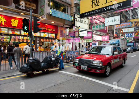 Taxi Taxi und beschäftigt Straßenszene um Nathan Road in Kowloon, Hongkong Stockfoto