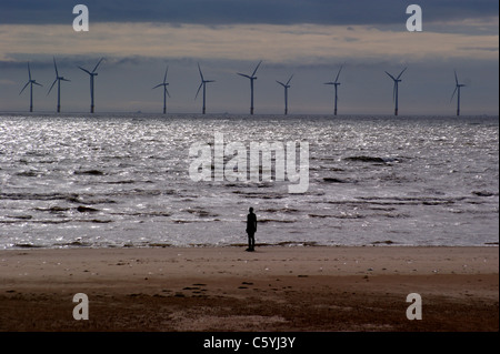 'Another Place', Antony Gormleys Statuen am Crosby Beach, Liverpool, Merseyside, England, Windpark Burbo Bank im Hintergrund Stockfoto