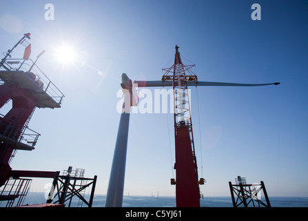 Das Aufbocken Lastkahn, Kraken, Einbau einer Turbinenschaufel, eine Windkraftanlage auf Walney offshore Wind Farm, Cumbria, UK. Stockfoto