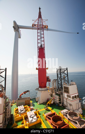 Das Aufbocken Lastkahn, Kraken, Einbau einer Turbinenschaufel, eine Windkraftanlage auf Walney offshore Wind Farm, Cumbria, UK. Stockfoto