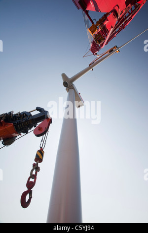 Das Aufbocken Lastkahn, Kraken, Einbau einer Turbinenschaufel, eine Windkraftanlage auf Walney offshore Wind Farm, Cumbria, UK. Stockfoto