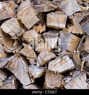 Ein Stapel von Brennholz ist bereit für den kommenden Winter Heizsaison. Stockfoto