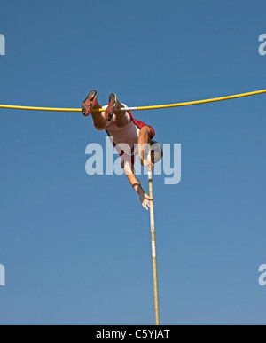 Ein Gymnasiast macht einen tapferen Versuch bei der Reinigung der Stabhochsprung-Bar bei einem Schnitt Track Meet in Wisconsin. Stockfoto