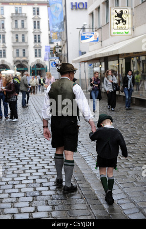 Vatertag Bayerischer Mann und Kind zu Fuß in München Bayern Deutschland München Deutschland Vatertag Stockfoto