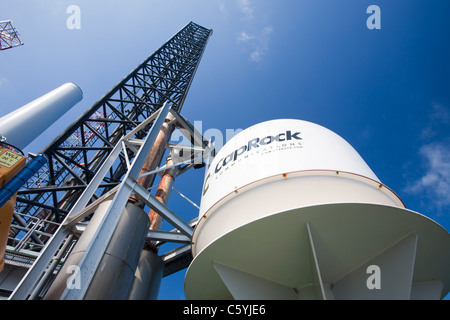 Ein Radar auf die Buchse oben Lastkahn, Kraken, geladen mit Windturbinen für das Walney Offshore-Windpark-Projekt aus Barrow in Furness, Stockfoto